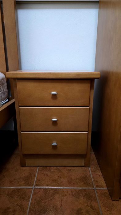 Quarto de Solteiro em Madeira Maciça – Como Novo!