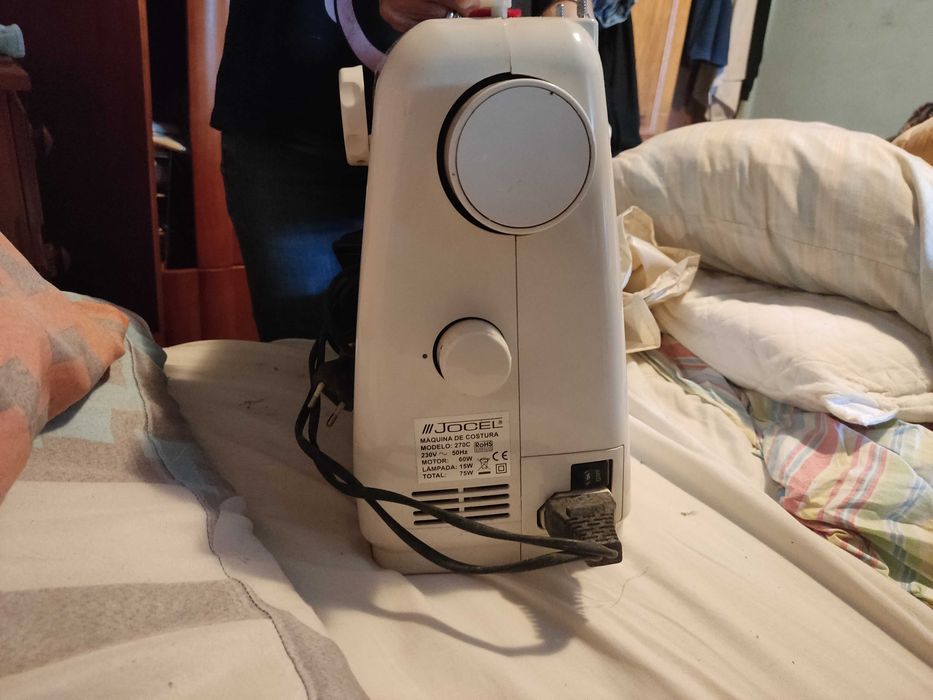 Máquina de costura elétrica.