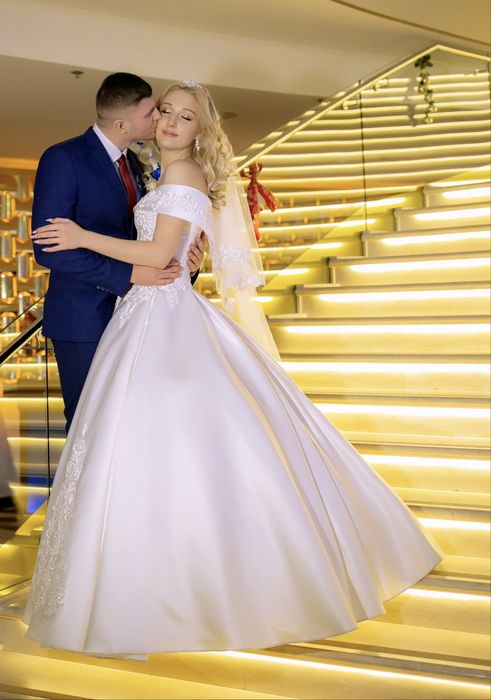Весільна атласна сукня з мереживом