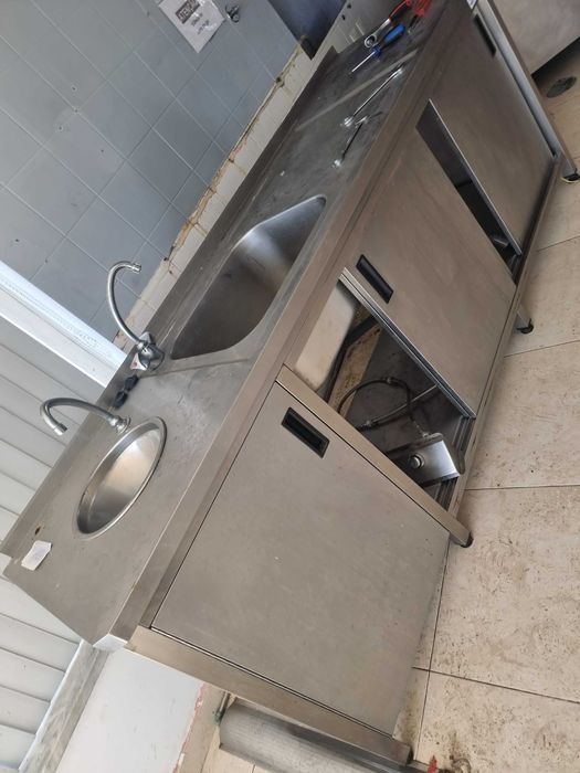 Bancada de inox com cuba e torneira