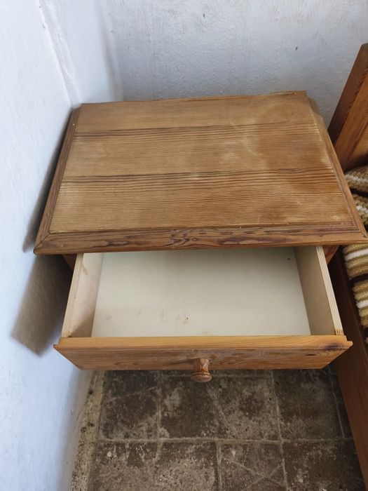 Conjunto de quarto cama com estrados reclináveis, mesas de cabeceira