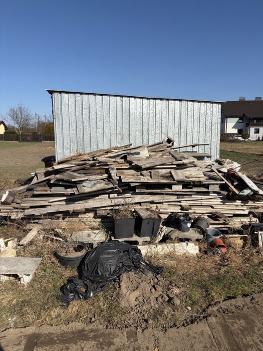 Drewno po budowie z gwoździami do palenia