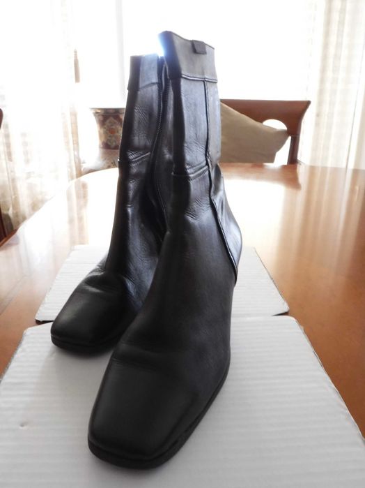 Botas pretas em pele com salto e fecho lateral - 37