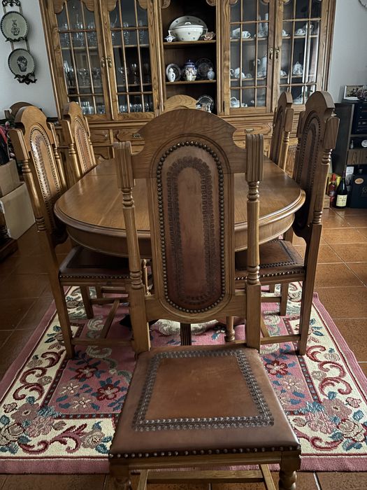 Mesa se jantar em castanho/ 8 cadeiras