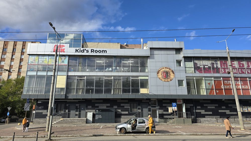 Здається в оренду фасадне комерційне приміщення 460 м² з євроремонтом.