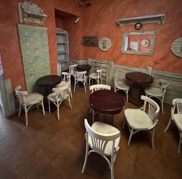 РОЗПРОДАЮТЬСЯ меблі з кафе