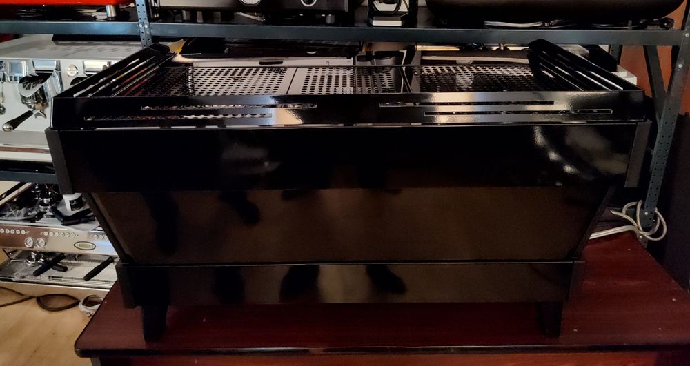 Професійна кавомашина LA marzocco linea pb