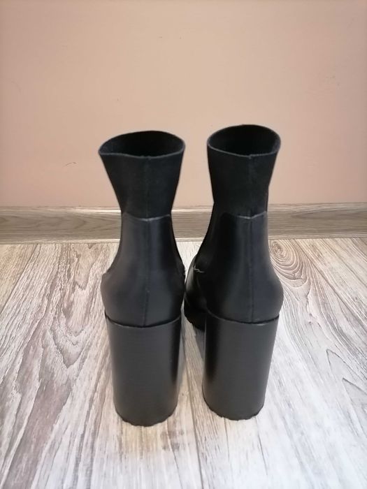 Czarne botki na obcasie Stradivarius