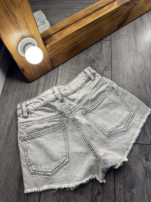 жіночі шорти.