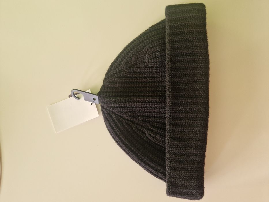 Prążkowana czapka H&M (50% wełna).