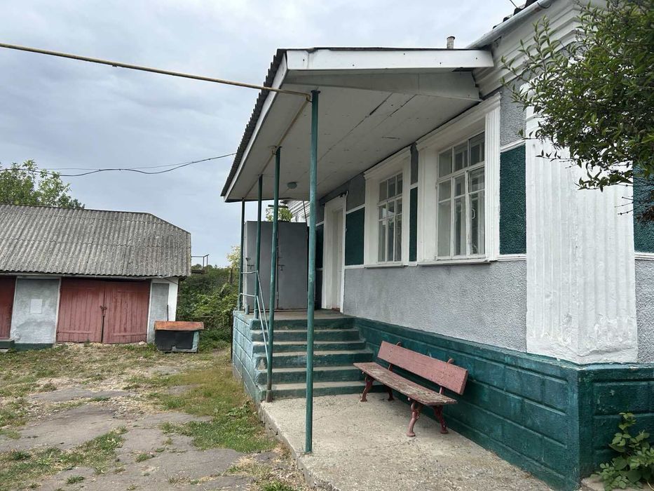 Затишний будинок усе залишається! В будинку є комунікації, велика ділянка 25сот. 46770