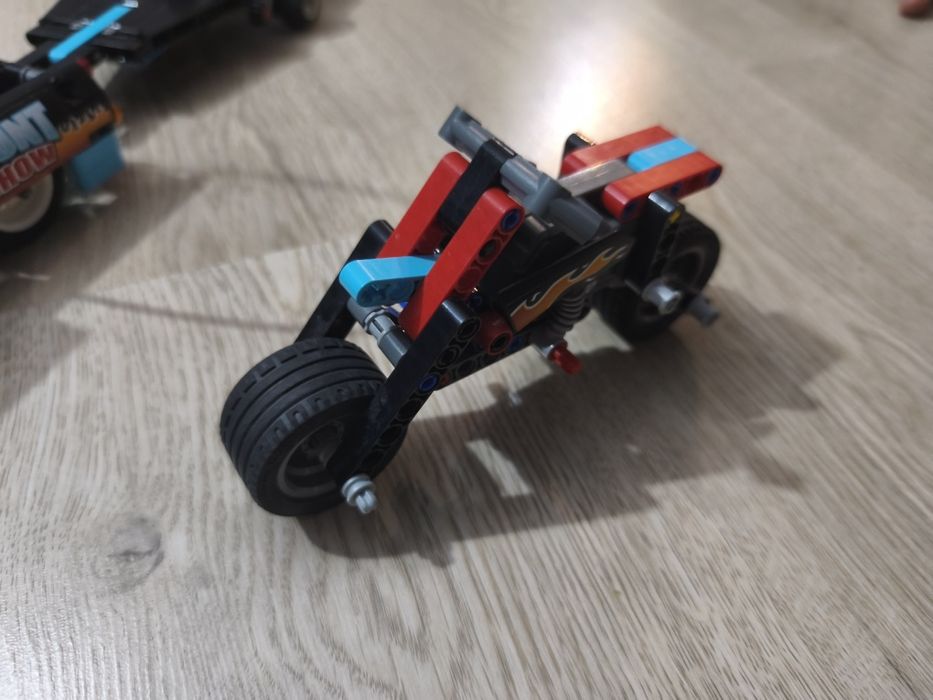 LEGO 42106 Technic - Furgonetka i motocykl kaskaderski
