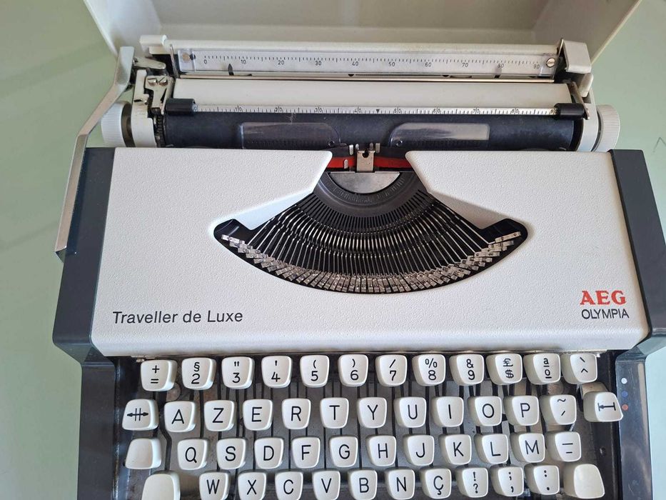 Máquina de escrever Olympia Traveller de Luxe
