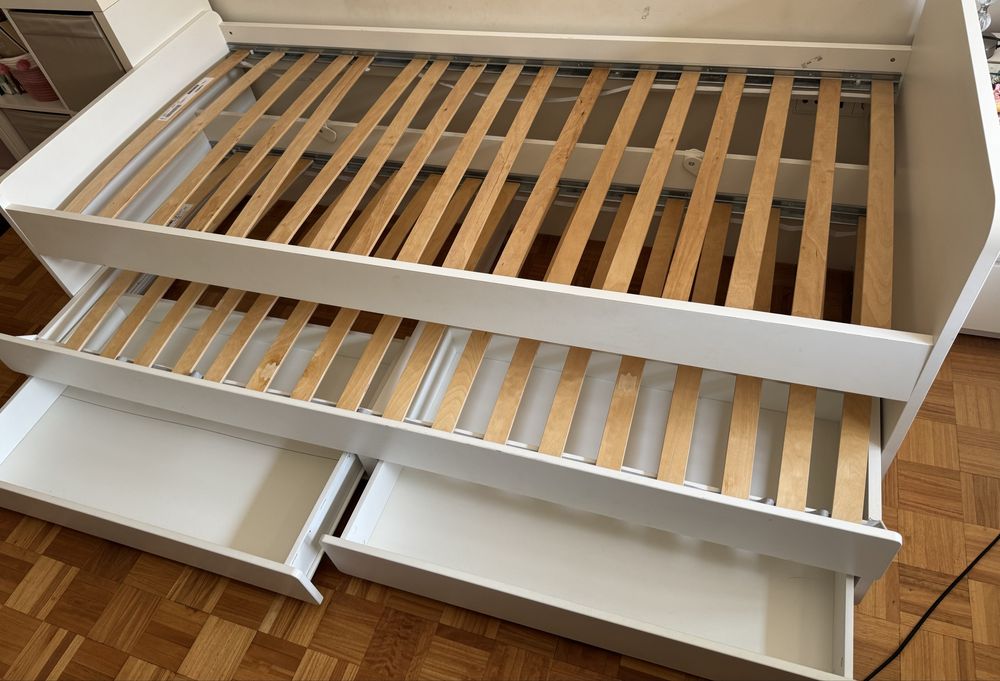 Cama solteiro IKea branca com gavetão para outro colchão e estrados para as duas camas além de duas gavetas