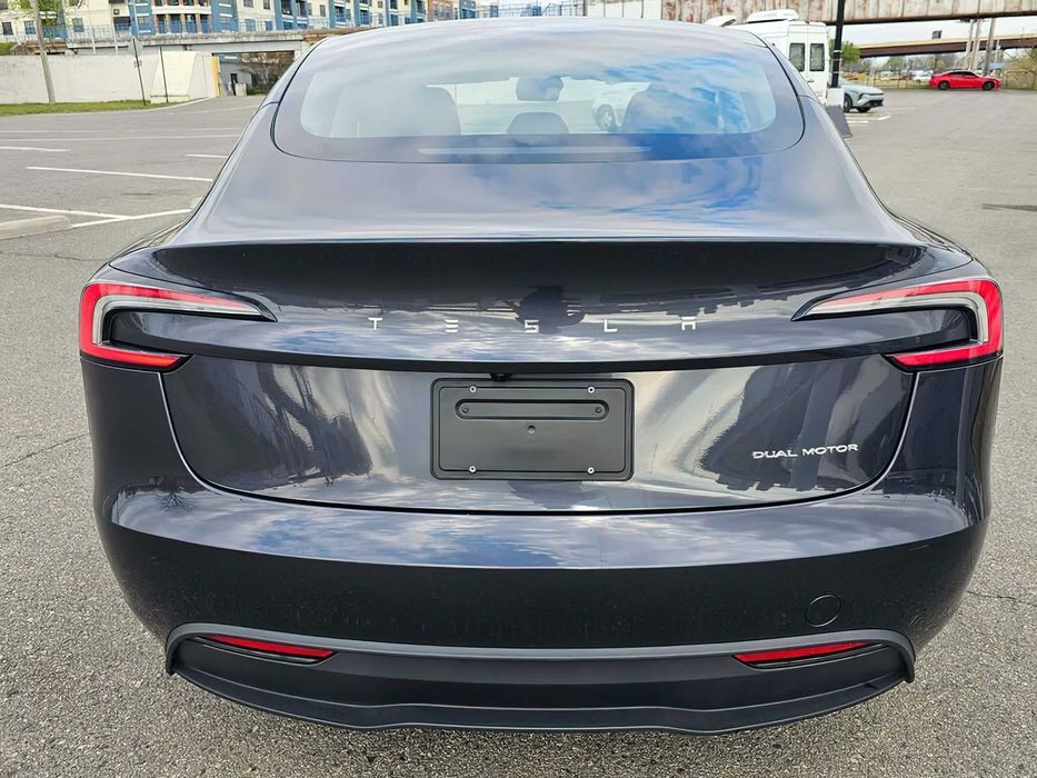 Tesla Model 3 Long Range      2025