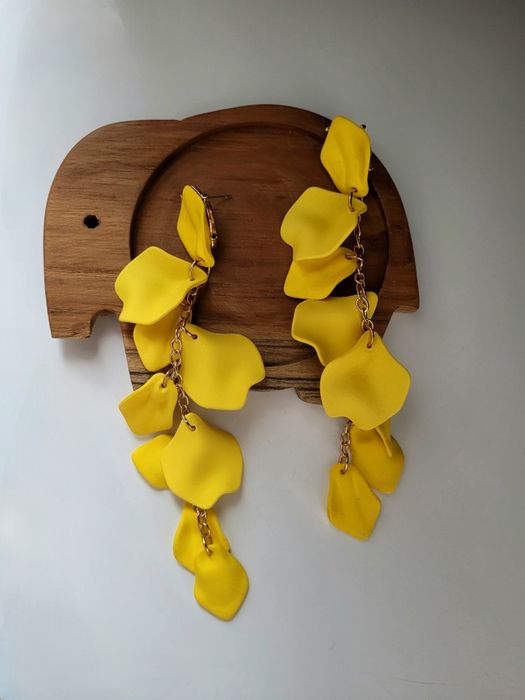 Eleganckie duże nowoczesne długie kolczyki płatki kwiatów żółte