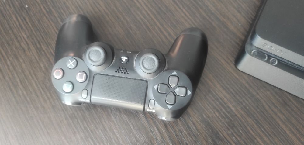 PS4 Slim 1TB в отличном состоянии + джойстик
Описание:
PlayStation 4 S