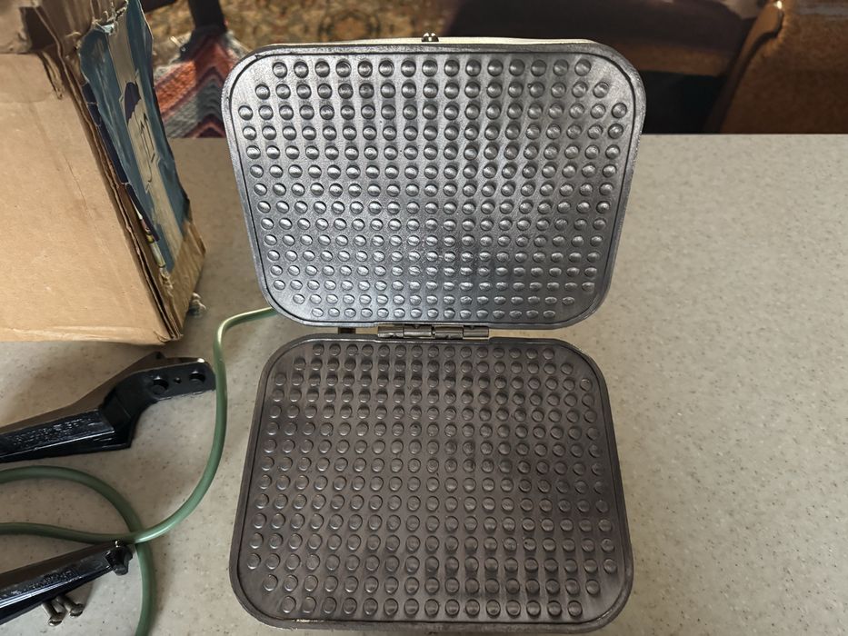 Вафельницу продам