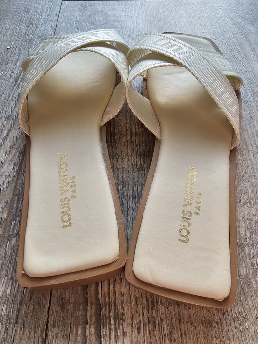 Louis Vuitton klapki R 40
