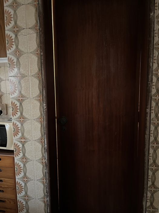 Porta interior de madeira com maçaneta e fecahdura