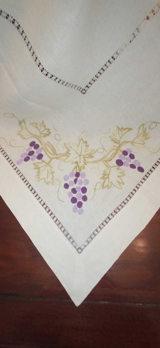 Toalha Uvas Bordada à Mão  com bainha aberta 115 cm quadrada