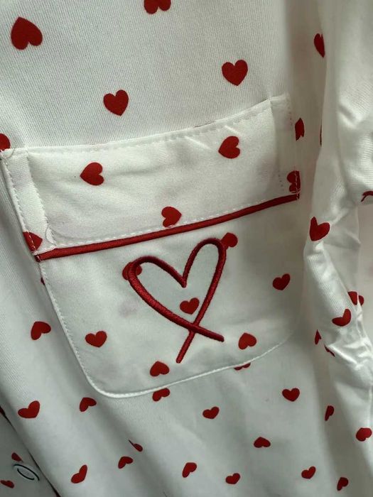 Біла жіноча піжама з червоними сердечками