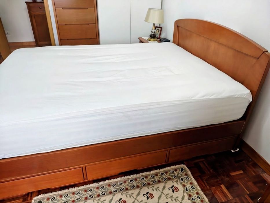 Cama de casal e colchão, em excelente estado