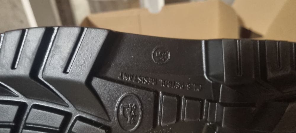 Sprzedam gumowe buty rozmiar 45
