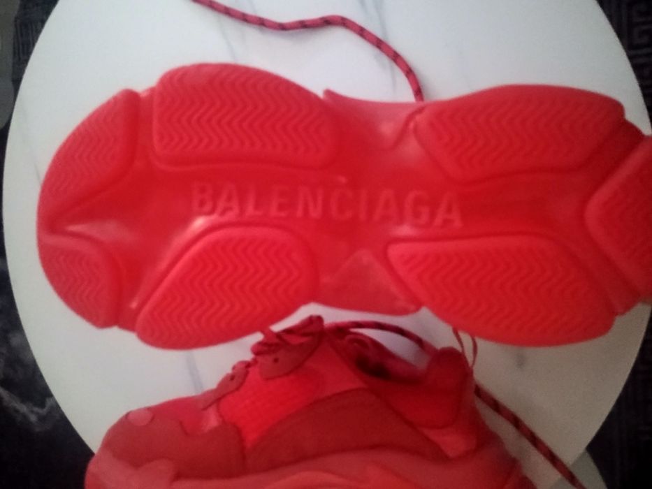 Czerwone buty Balenciaga