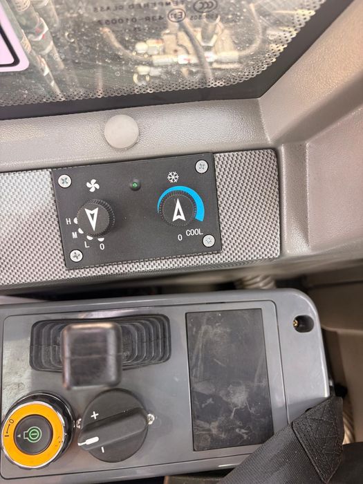 Escavadora nova