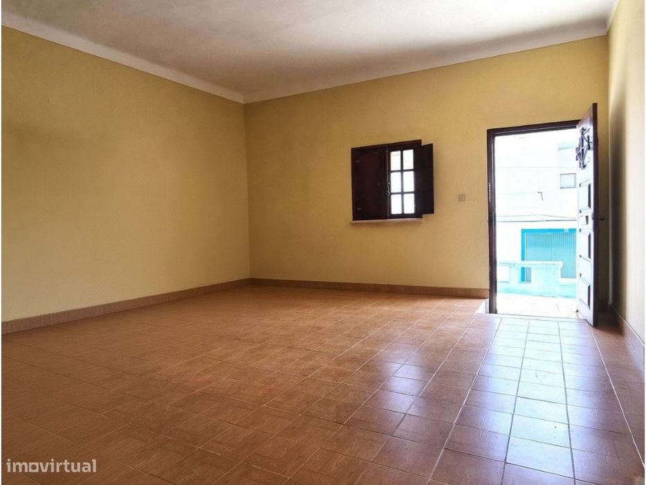 Moradia T1+1 com quintal na Vila de Redondo (Évora)