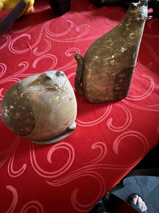 Gatos em dourado em louça