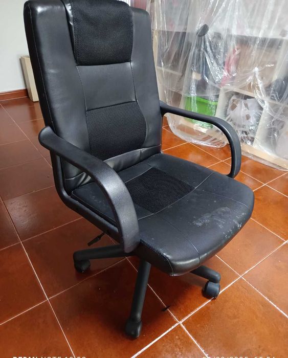 Office Chair with Wheels – Comfort and Functionality!64575288224515120