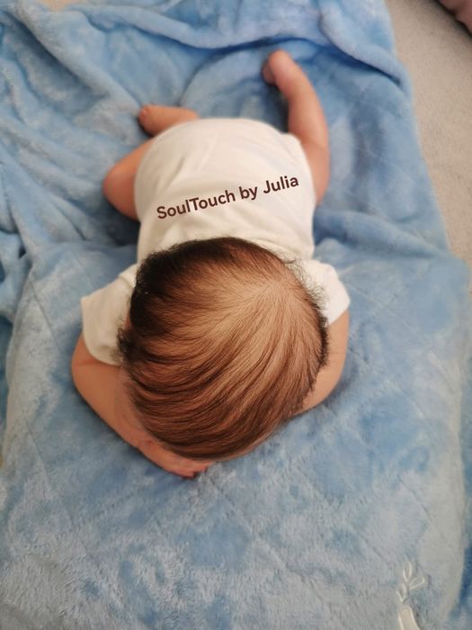 „Realistyczna lalka reborn – ręcznie malowany chłopczyk z certyfikatem