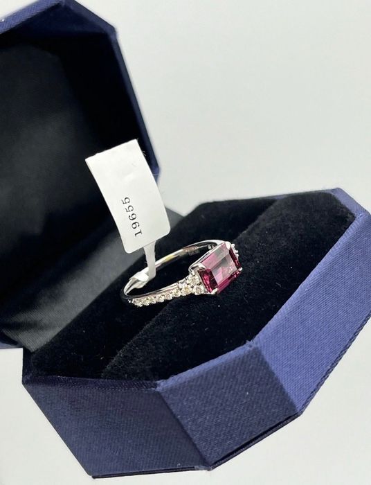 Золота обручка з діамантами та натуральним гранатом