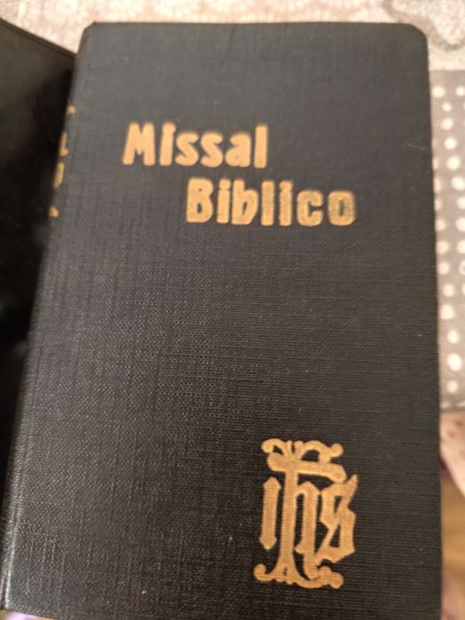 Vários livros religiosos