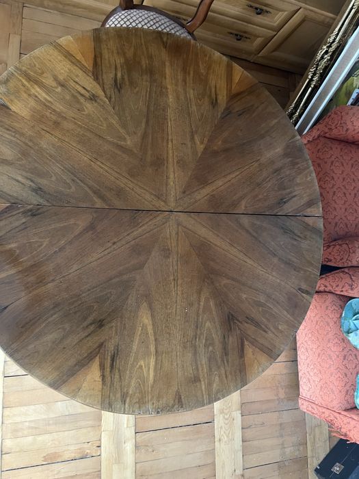 Stół okragły gesie nogi.