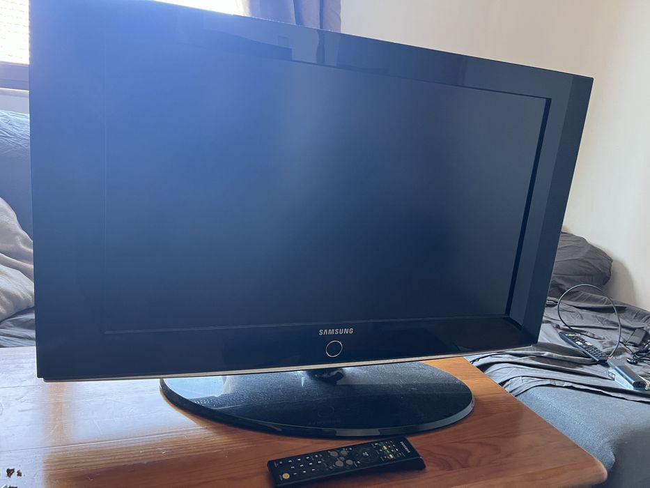 TV Samsung 32” LCD LE32S81B – Bom estado