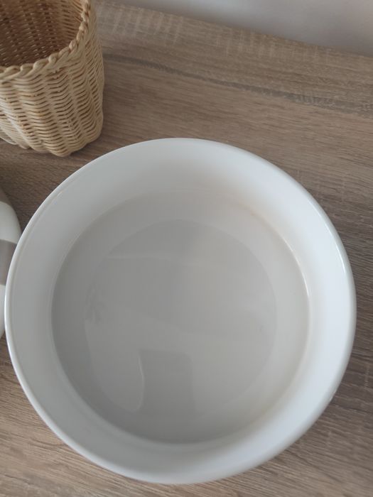 Dwie ceramiczne podstawki, koszyczek