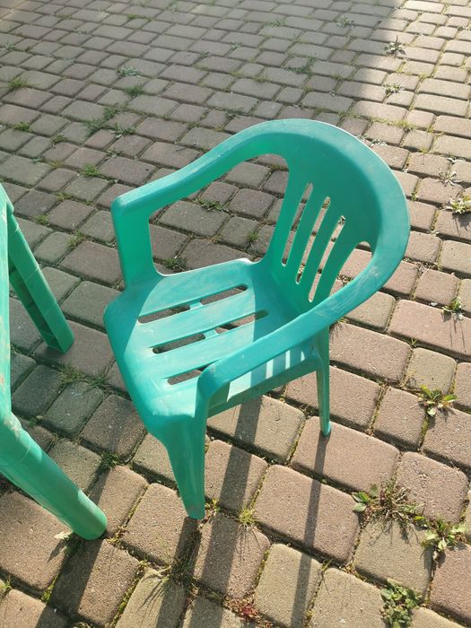Stolik dziecięcy plus dwa krzesła