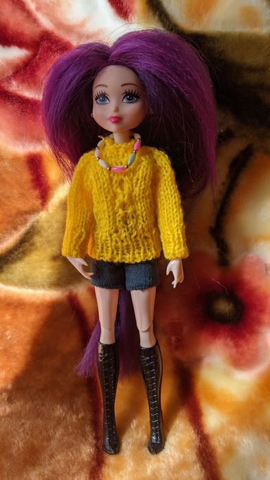 Шарнирна лялька із одягом та взуттям