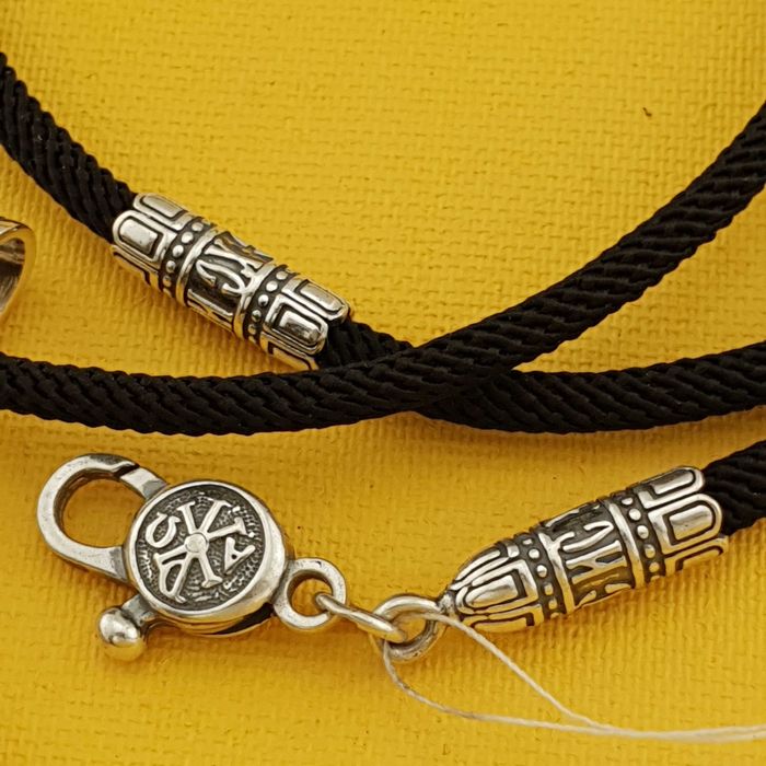 Чоловійчий срібний кулон хрест на шовкому шнурі з накладками