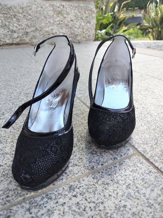 Sapatos pretos de salto alto