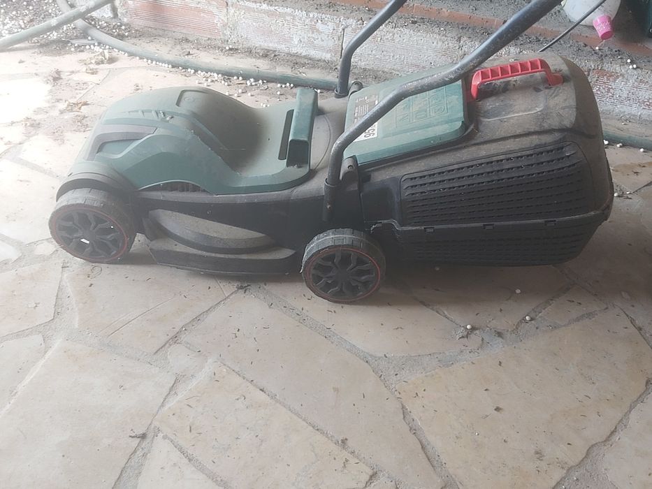 Máquina de cortar relva elétrica