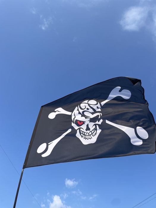 Піратський прапор веселий роджер з черепом червоне око пиратски флаг