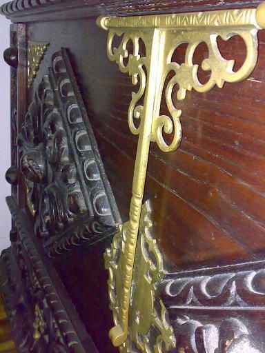 Belíssima arca antiga com aplicações metálicas em dourado