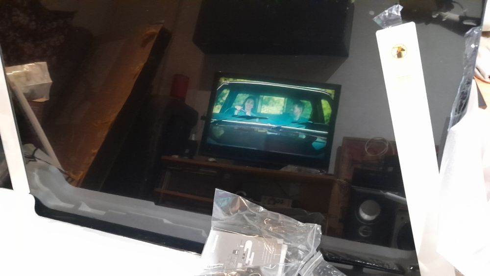 Smart TV Hisense 58A6N nova, canto danificado