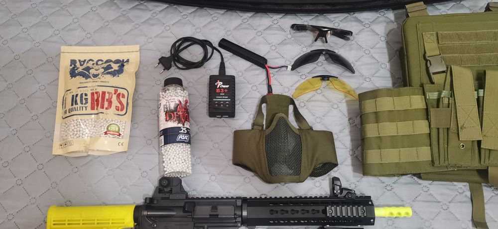 Arma de airsoft e equipamento