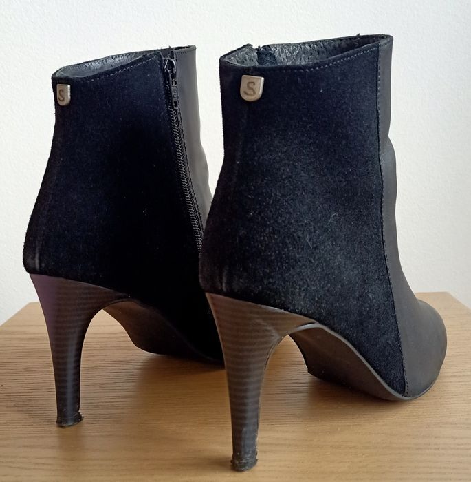 Botins pretos de salto alto fino da Salsa