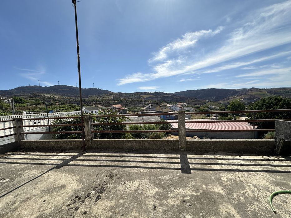 Oportunidade na Aldeia Vinhateira de Trevões (Douro)
